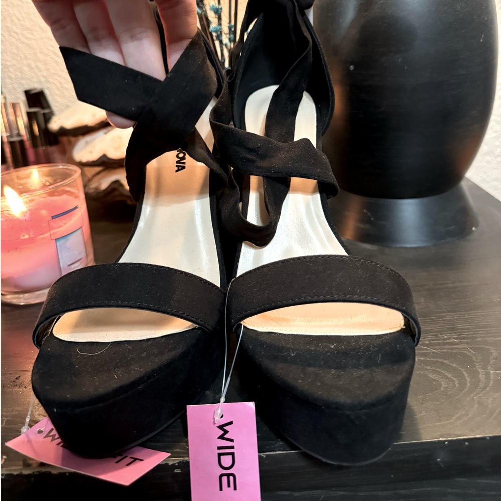 Brand new heels. Never worn tags are attached size 6 wide.